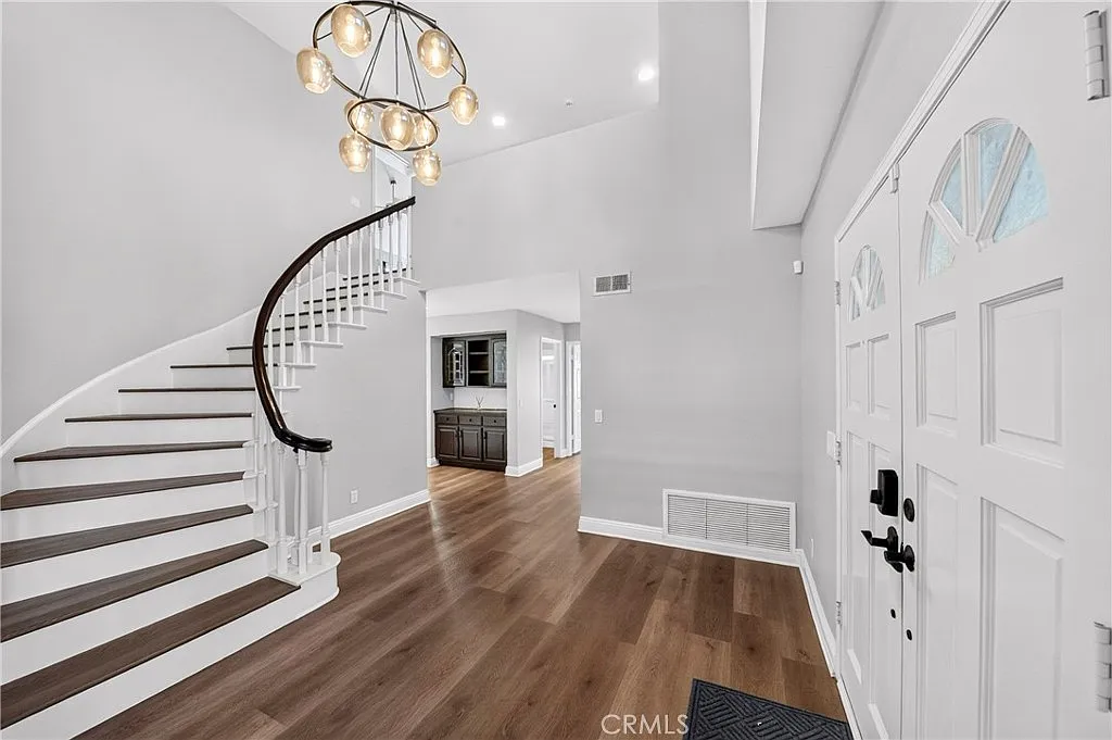 5 bed, 2833 sqft, $6,500 — Photo 2