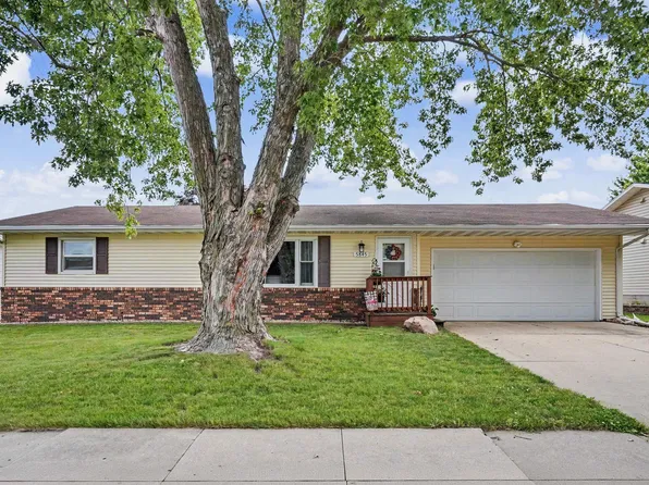 5845 Applewood Dr, Waterloo, IA 50701
