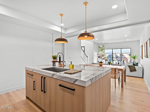 4th image of 531 E Valley Dr