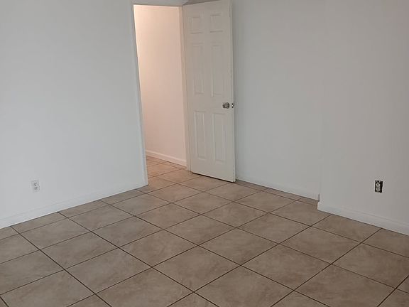 5th image of 2045 W Washington St #3