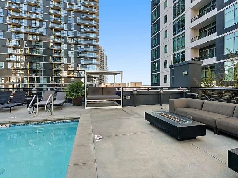 425 W Beech St #601 — Photo 59