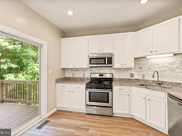 10032 Moxleys Ford Ln — Photo 11