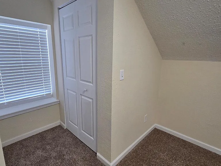 207 W B St — Photo 18