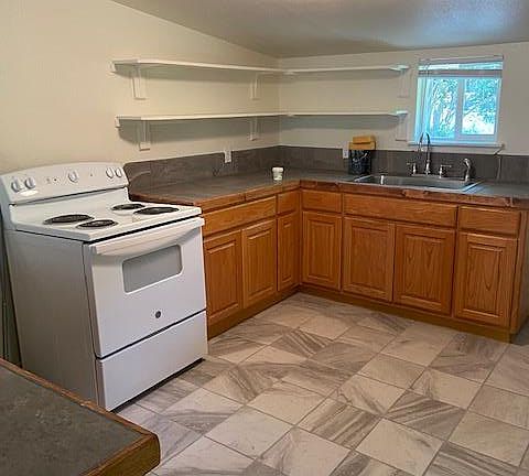 5th image of 823 Monterrey St