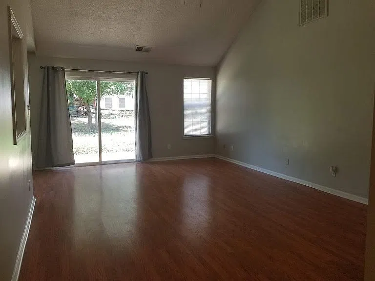3 bed, 1155 sqft, $1,800 — Photo 3
