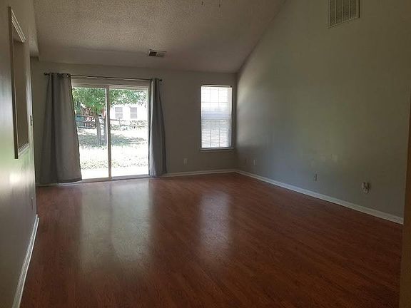 Large family room, vaulted ceilings