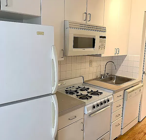 319 E 8th St #2B — Photo 3