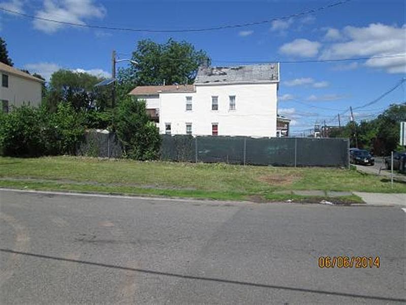 2nd image of 900 E Grand St