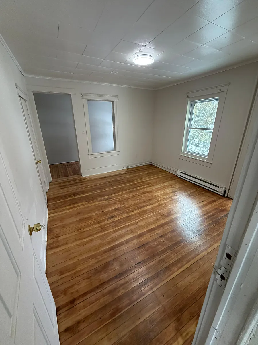 Building Photo - 15 Tuthill Ave #3