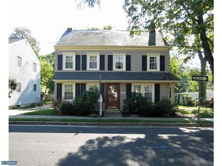 282 Logan St photo 1