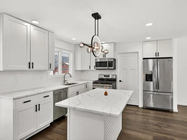 110920 Oak Knoll Ter N, Hopkins, MN 55305