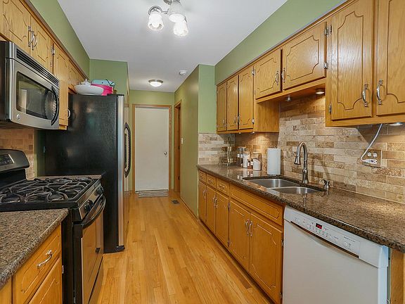 5th image of 16025 Laurel Dr