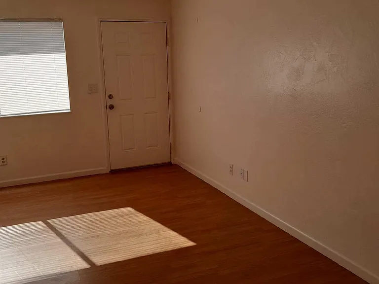 112 E Laurel Ave — Photo 3