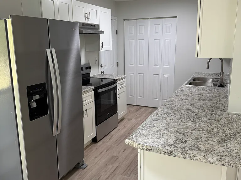 1140 Roswell Rd — Photo 5
