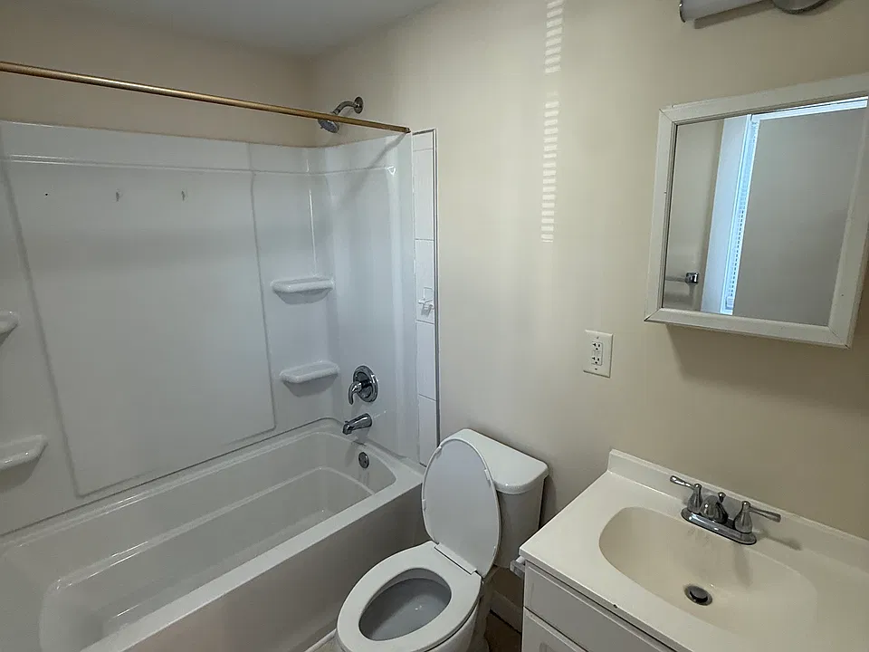 586 W Main St #4