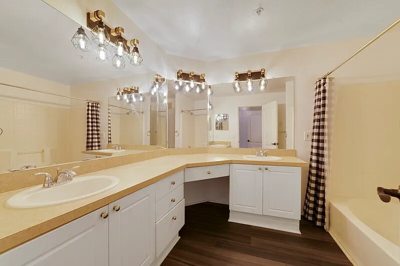 2 bed, 2.0 bath, 1212 sqft, $1,650 — Photo 4