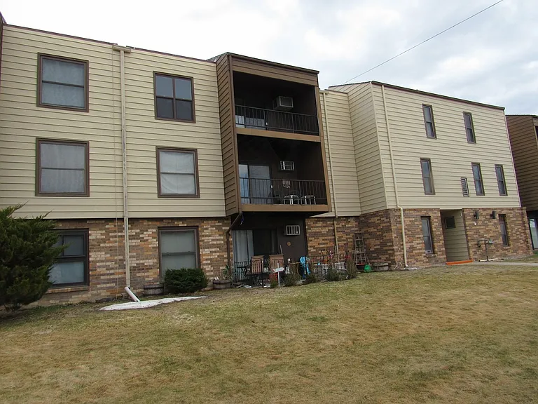 4500 S Poplar St #202 — Photo 2