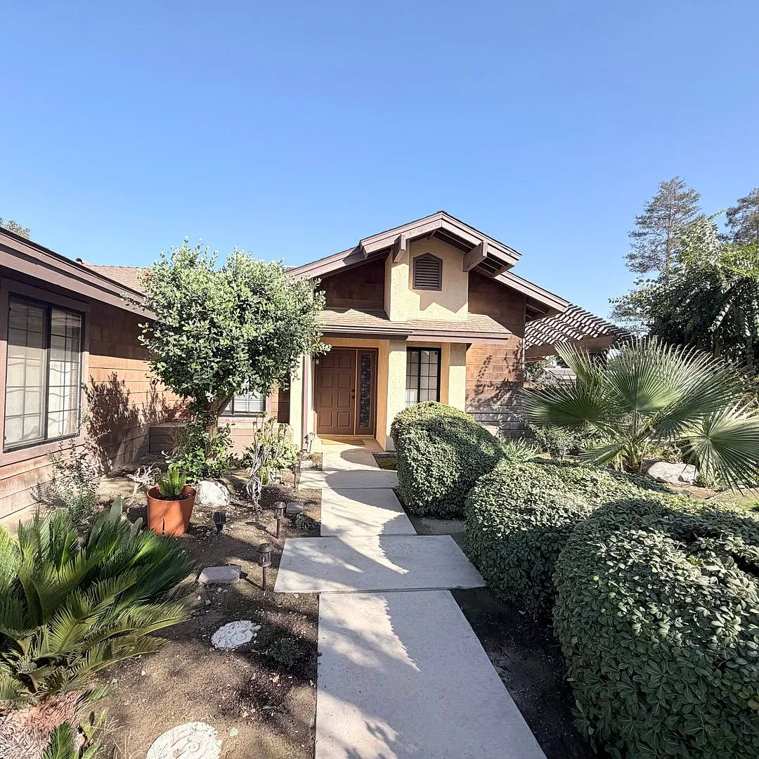 Tevis Ranch For $2,150! Spacious Corner-Lot Home With Rv Parking — Photo 2