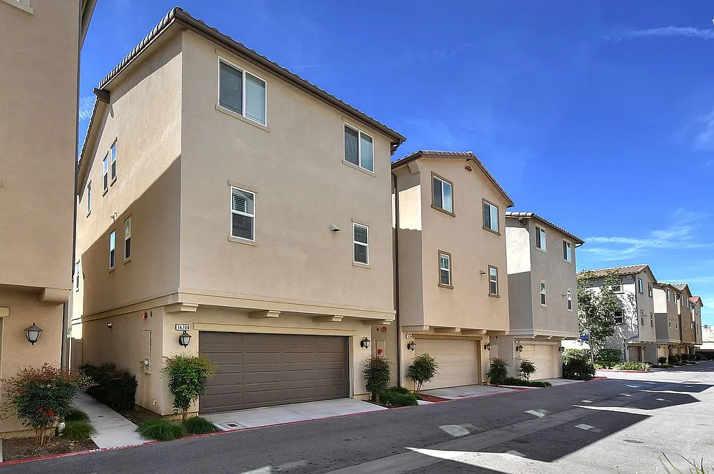 4 bed, 3.5 bath, 2100 sqft, $4,750 — Photo 2