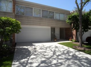 48 Avon Rd, Northbrook, IL 60062