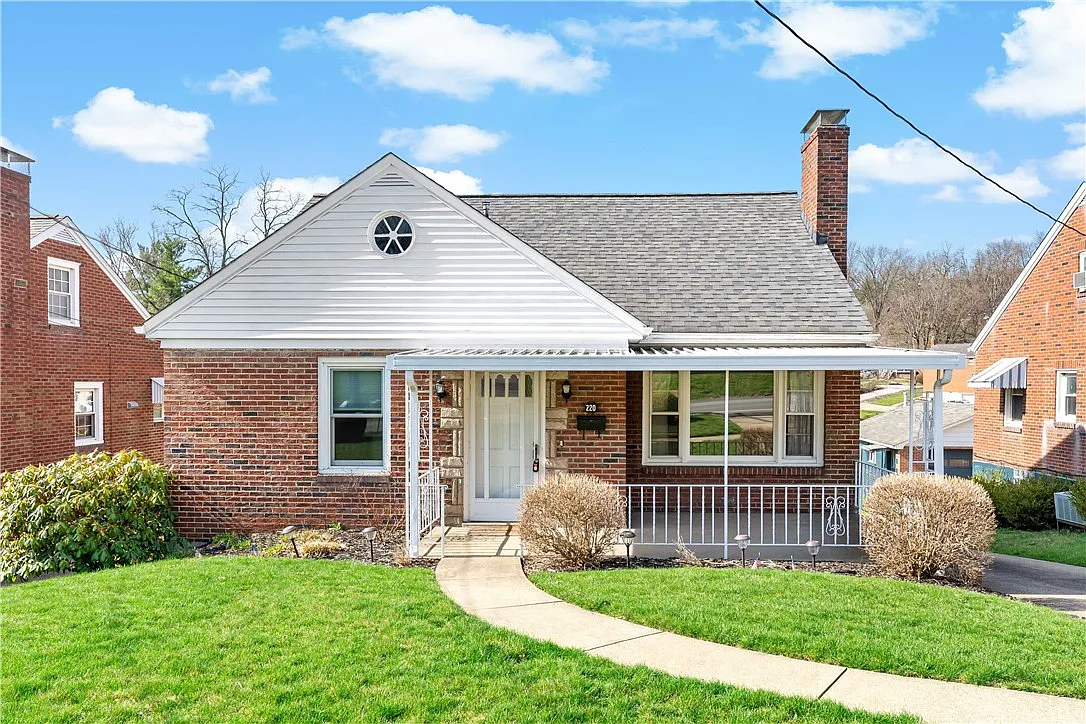 220 McClelland Rd N photo 1