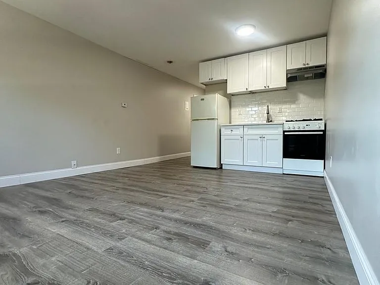 887 Varnum Ave — Photo 1