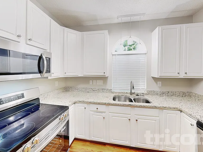 1405 Wessex Ct — Photo 5