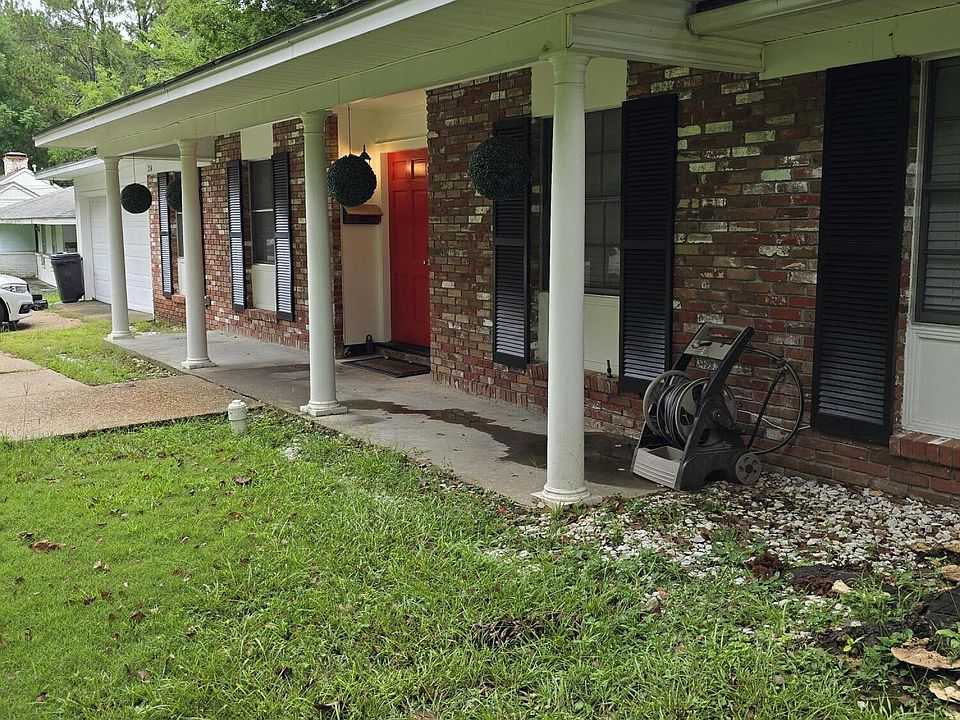2nd image of 214 Colonial Cir