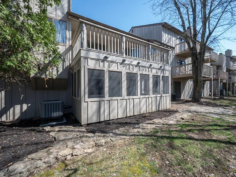Beautiful wooded Private backyard