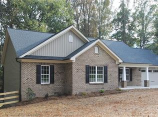 6729 Rollingwood Dr, Clemmons, NC 27012
