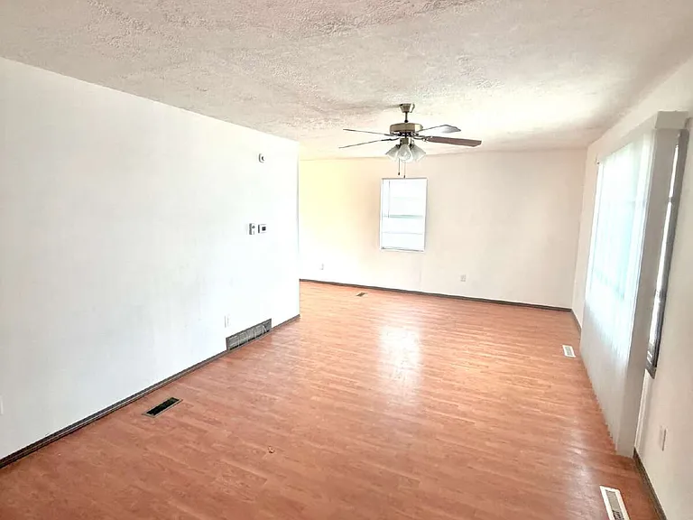 312 W Dewey St — Photo 3