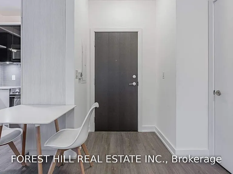 6 Parkwood Ave #Townhouse 102 — Photo 4
