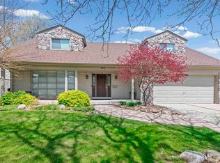 812 Moorland Dr, Grosse Pointe Woods, MI 48236