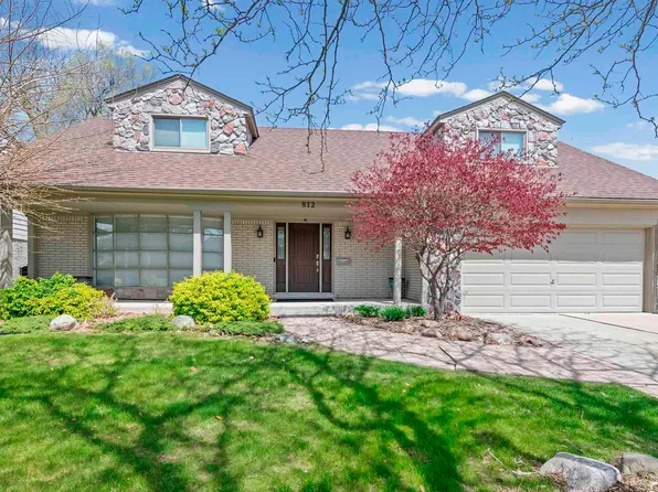 812 Moorland Dr, Grosse Pointe Woods, MI 48236