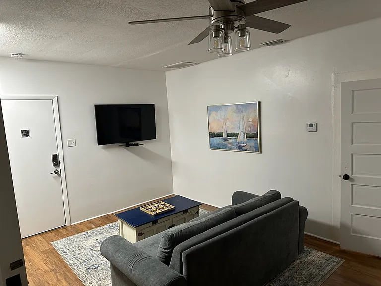200 Live Oak St #B — Photo 9
