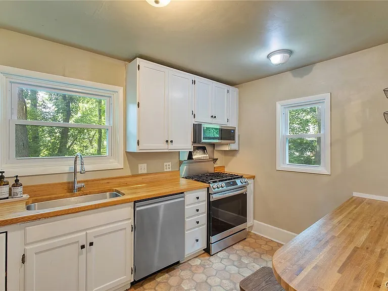 562 Buckingham Ave — Photo 11