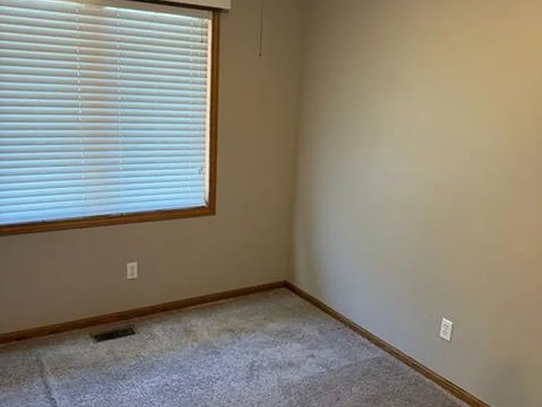 513 E Ave E — Photo 5