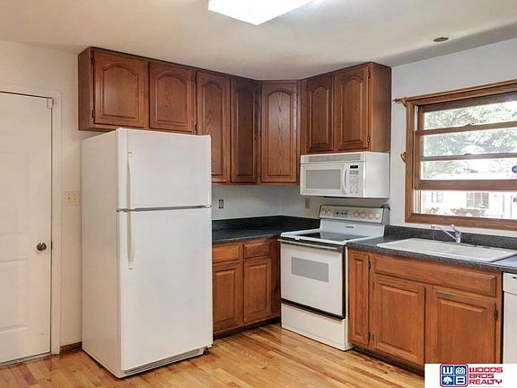 4th image of 184 E Moffitt St