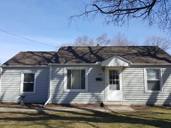 5221 East Dr, Loves Park, IL 61111