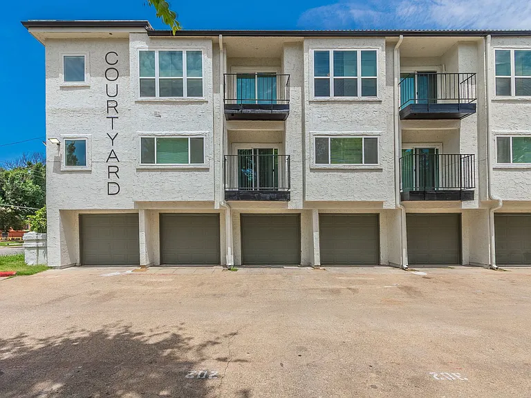 Courtyard Condos — Photo 10