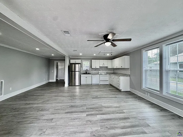 800 Ball St — Photo 12