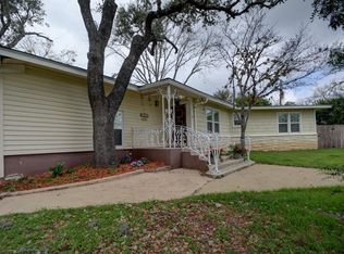 1082 Bluebonnet Dr, Kerrville, TX 78028