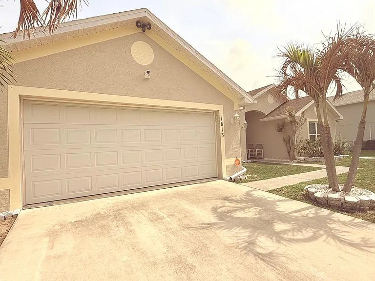 1613 SW Whipple Ave — Photo 1