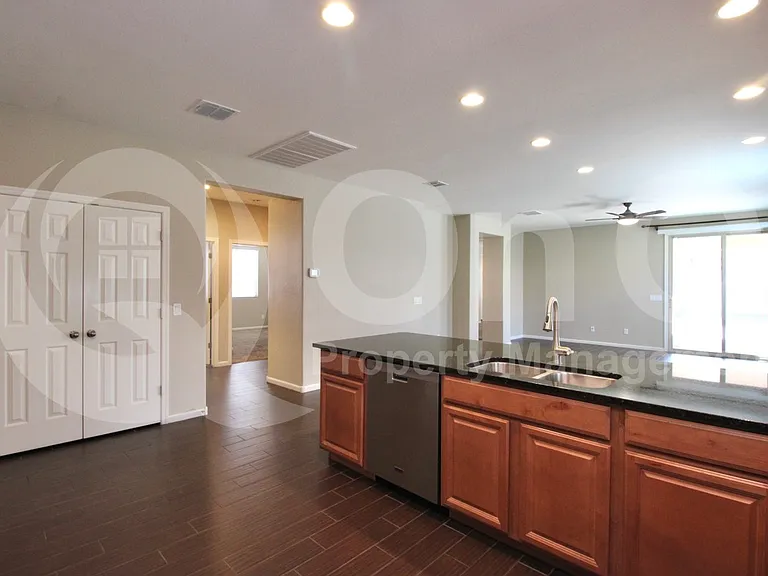867 E Aberdeen Dr — Photo 6