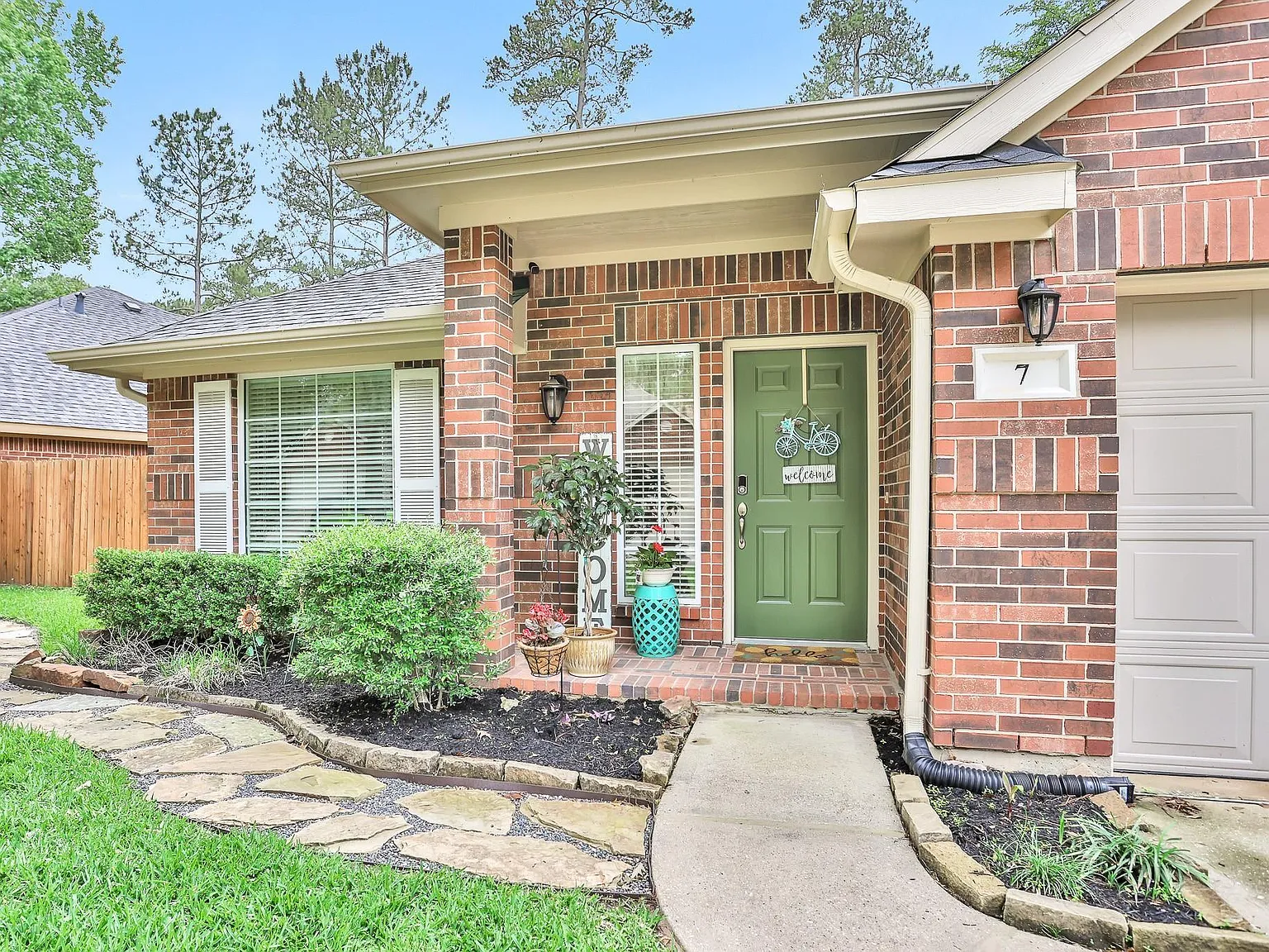 3 bed, 2.0 bath, 2072 sqft, $2,600 — Photo 3