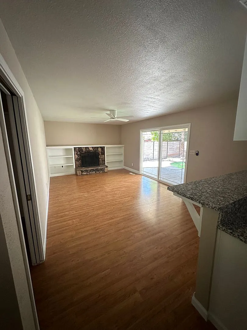 3 Bedroom with Pool! — Photo 2