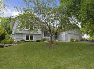 1425 Aretz Ct, Victoria, MN 55386
