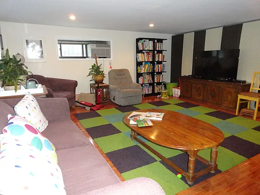 Rented by Halvatzis Realty | media 28