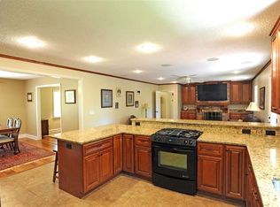 2818 N Bayshore Dr, Seneca, SC 29672