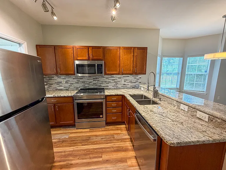 2915 SW 35th Pl #101 — Photo 3